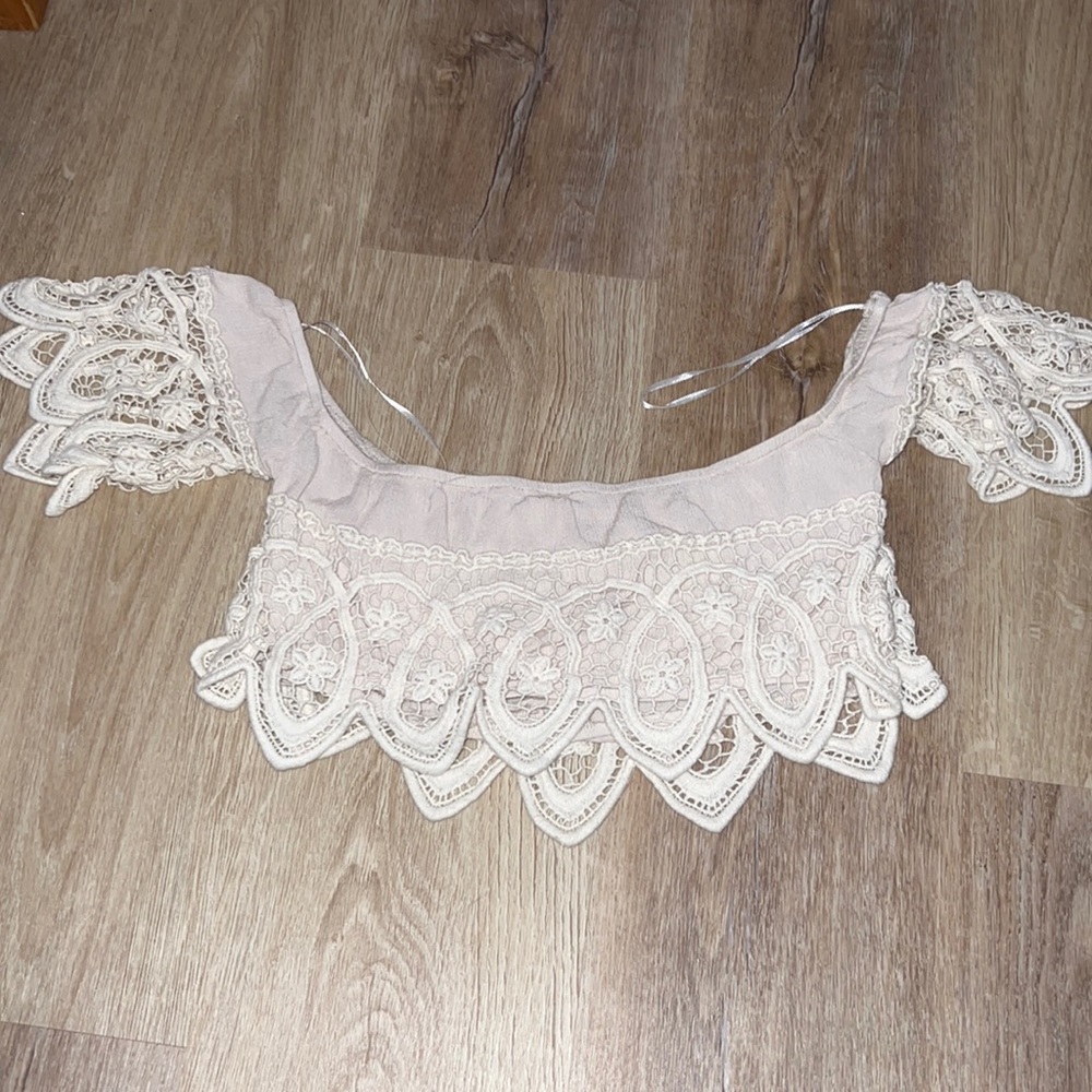 Boutique crop lace top